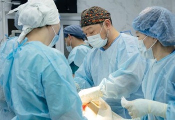 Атырауда дәрігерлер әйелдің жатырынан 6 келі миоманы алып тастады