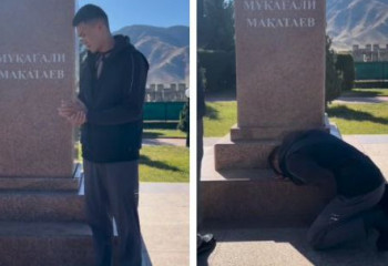 Мұқағали Мақатаевқа тіл тигізген блогер ақынның ескерткіші алдында тізерлеп, қазақ елінен кешірім сұрады