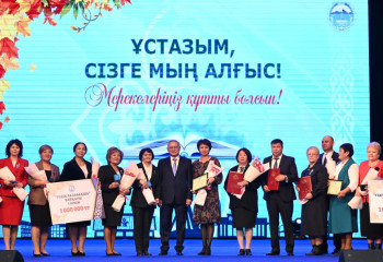 Больше тысячи педагогов наградили в области Жетысу в честь профессионального праздника