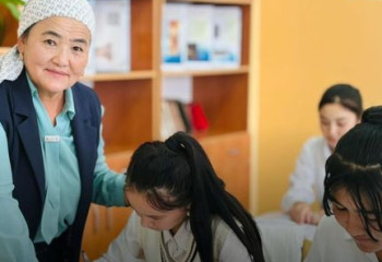 Түркістан облысында ауыл мұғалімі әлем тілдеріндегі 100-ден аса өлеңді қазақ тіліне аударған