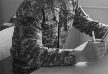 Ақтөбеде жердегі кеспені жеуден бас тартқан сарбазды подполковник ұрып-соққан