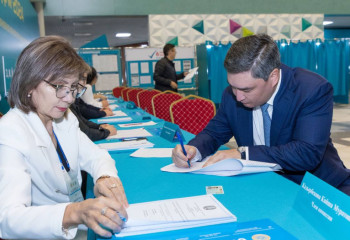 Премьер-министр проголосовал на референдуме по строительству АЭС