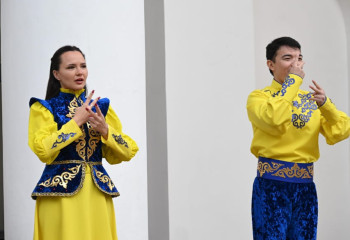 На избирательном участке в Алматы Гимн Казахстана исполнили на языке жестов