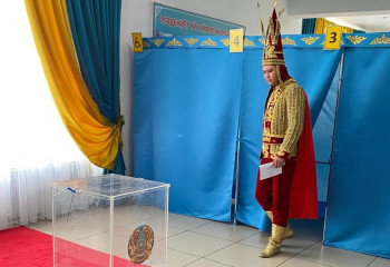 Алматы облысында Алтын адам бейнесінде киінген азамат дауыс берді