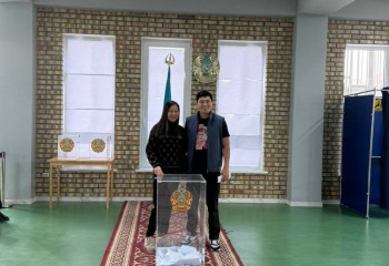 Сора Рахмонова жолдасымен бірге референдумда дауыс берді