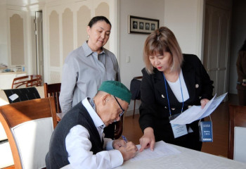 Астанада Қазақстанның еңбек сіңірген қайраткері Әкім Тарази референдумда дауыс берді