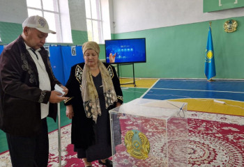 Семья Нурбаевых, победившая в конкурсе «Мерейлі отбасы-2024», проголосовала на референдуме