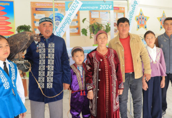 Семья беркутчи Кайдаровых пришла на избирательный участок в области Абай