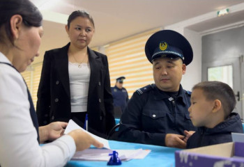 Пример гражданской ответственности: семья сотрудника полиции области Абай на выборах