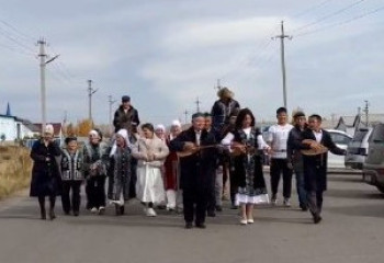 На лошадях и в национальных костюмах: семья из 25 человек проголосовала в СКО