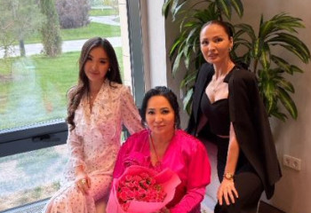 Қайрат Нұртастың анасы мен әйелінің бірге түскен суреті көпшілікті қуантты