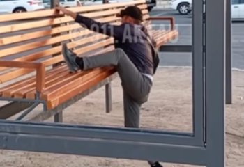 Казахстанцев рассмешила новая автобусная остановка в Актау