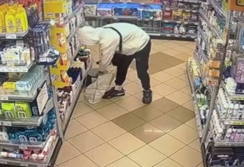 Столичного похитителя шампуней зафиксировали камеры видеонаблюдения в супермаркете