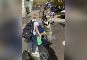 Огнеборцы спасли трех человек при пожаре в Караганде