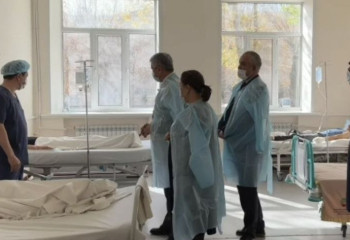 Аким Карагандинской области навестил пострадавших при тушении степного пожара