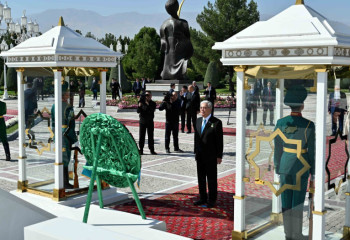 Мемлекет басшысы Түрікменстанның Тәуелсіздік монументіне гүл шоғын қойды