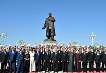 Тоқаев пен Бердімұхамедов Ашхабадтағы Абай ескерткішін салтанатты түрде ашты