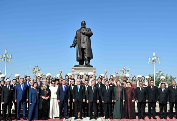 Президенты Казахстана и Туркменистана открыли памятник Абаю в Ашхабаде