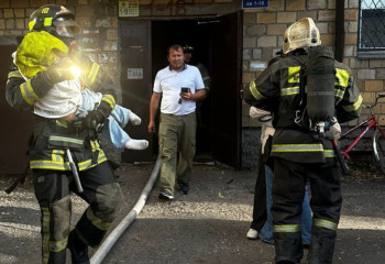 Пожарные спасли три человека из огня в многоэтажке Караганды