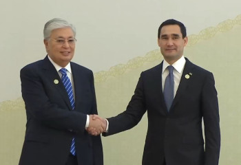 Тоқаев Түрікменстанның сауда-өнеркәсіп палатасының ғимаратына барды