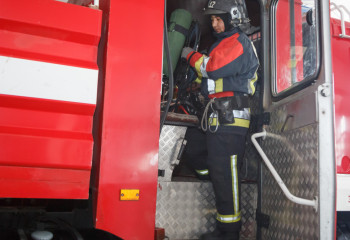 Вынесли газовый баллон и эвакуировали из пожара трех человек карагандинские спасатели