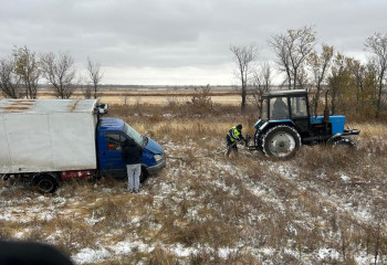 Как помогают водителям на обледенелых дорогах СКО