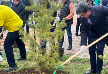 Қазақстандық министрлер мектеп алдына ағаш отырғызды