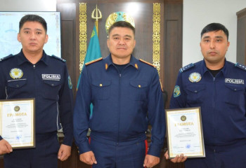 Двух полицейских наградили за предотвращение трагедии Петропавловска