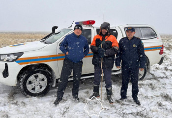 Потерявшихся и застрявших в сугробе казахстанцев спасли в Костанайской области