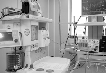 Найденный в горящем мусорном баке младенец скончался в Семее