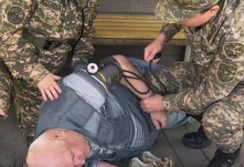 Өскеменде әскери қызметкерлер егде жастағы адамды ажалдан арашалап қалды