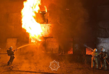 Заброшенное здание загорелось в Алматы