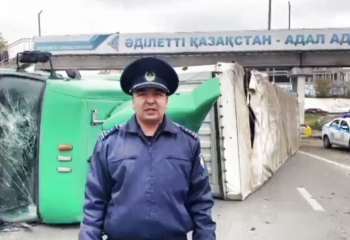 Большегруз опрокинулся на улице Семея и перекрыл движение