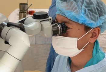 Столичные хирурги пришили парню три пальца, отрезанные бензопилой