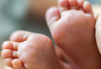 Ер адам бір жарым айлық немересін ұрып өлтірді