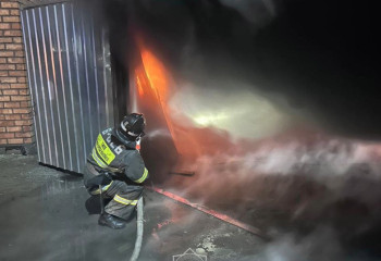 Бокс СТО с тремя машинами горел в Усть-Каменогорске