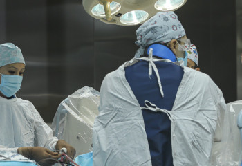 Дәрігерлер қолдағы үш саусақты трансплантаттау бойынша бірегей операция жасады