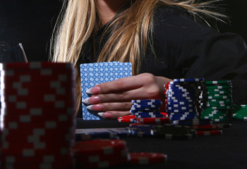 «36 млн теңге қарыз болдым». Құмар ойынның құрығынан құтылған қыз