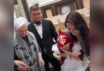 Мама Илона Маска в Алматы провела обряд 