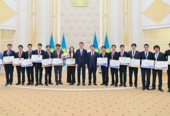 Қарин халықаралық пән олимпиадаларының жүлдегерлерімен кездесті