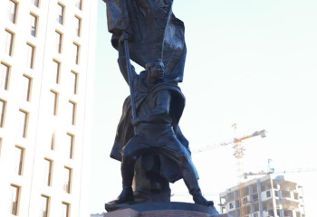 Астаналықтар Рақымжан Қошқарбаевтың ескерткішіне гүл шоқтарын қойды