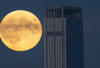 Суперлуние засняли в небе над Астаной