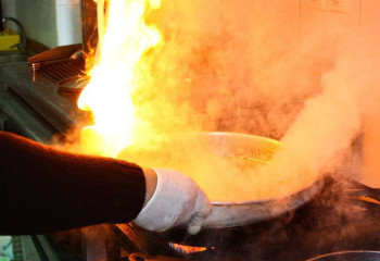 Балқашта көпқабатты үйге жапсарлас салынған дәмханада өрт шықты