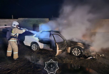 Загоревшийся автомобиль в Кызылординской области потушили за 15 минут