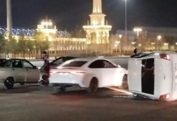 Астанада жол апатынан көлік аударылып қалды