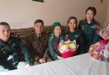 Алматыда әскери қызметшілер ардагерді ғасырлық мерейтойымен құттықтады