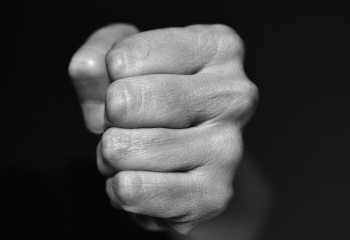 «Бетон каналға лақтырып кетті». Талғарда біреулер ер адамды соққыға жыққан