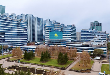 Активисты партии «AMANAT» установили самый большой государственный флаг на фасаде здания