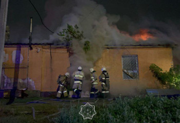 Автомобиль загорелся внутри СТО в Шымкенте