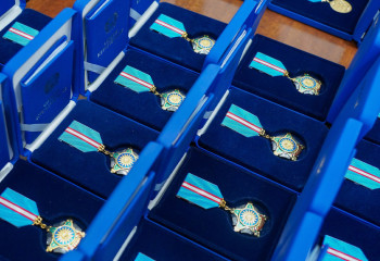 Олжас Бектенов вручил от имени Президента государственные награды в преддверии Дня Республики